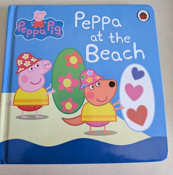 Peppa Pig 'Peppa at the Beach' Children's Book - Picture 1 of 3